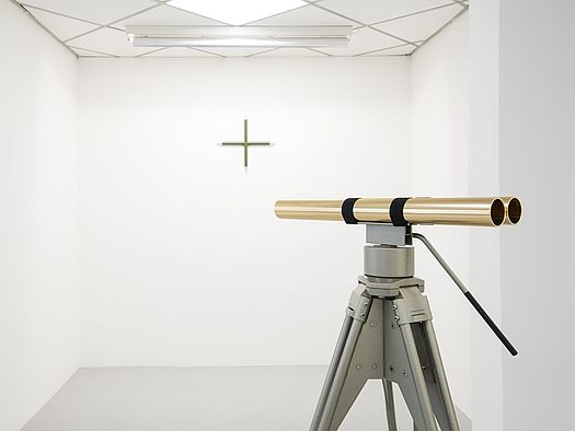 Ulrike Mundt: Der Seher, Detail Kopf; im Hintergrund: Kreuz III, Foto: Michael Kretzschmar © VG Bild-Kunst, Bonn 2019