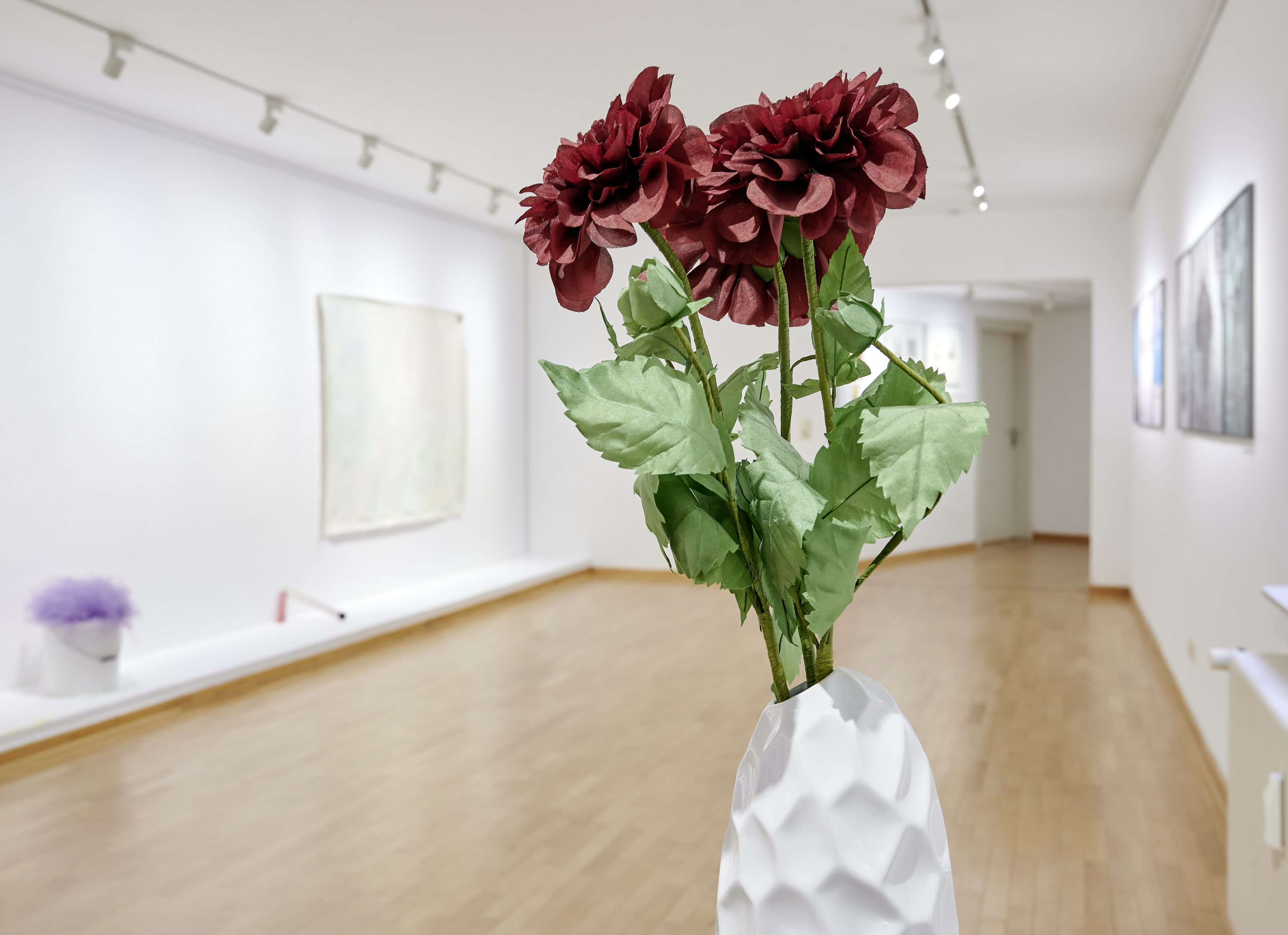 Stipendiatenausstellung RostockStipendium 2019/2020, Ausstellungsansiht mit Werken von Falk Messerschmidt und Franz Jyrch (Hintergrund), Kunstverein zu Rostock, Foto: Thomas Häntzschel, nordlicht.