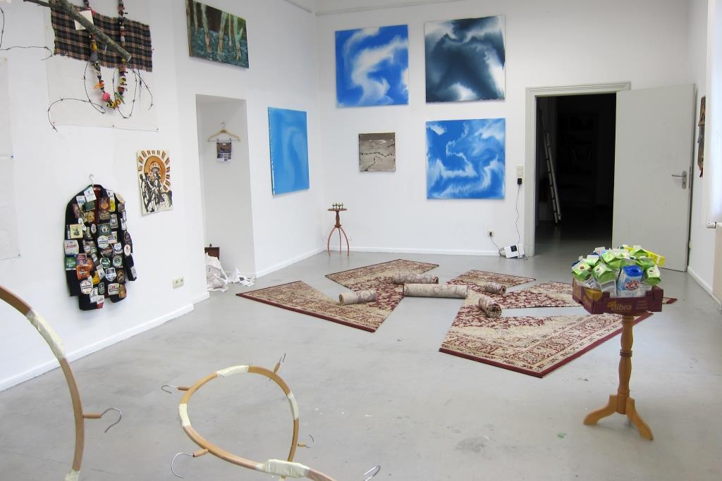 Michael Bredtvedt: Ausstellung "Der Eintritt ist frei"Michael Bredtvedt: Kleiderbügel im harmonischen Kreislauf, Ausstellungsansicht, 2014, 2014