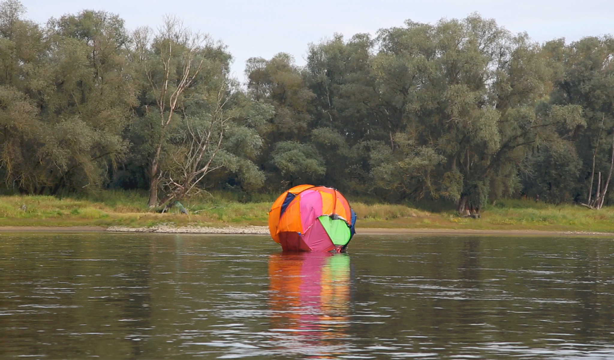Andrea Böning: Oder, Intervention im Mittleren Odertal bei Frankfurt/Oder, Zelte, Fotos, Film 2:35, https://vimeo.com/187897227 © VG Bild-Kunst, Bonn 2019 