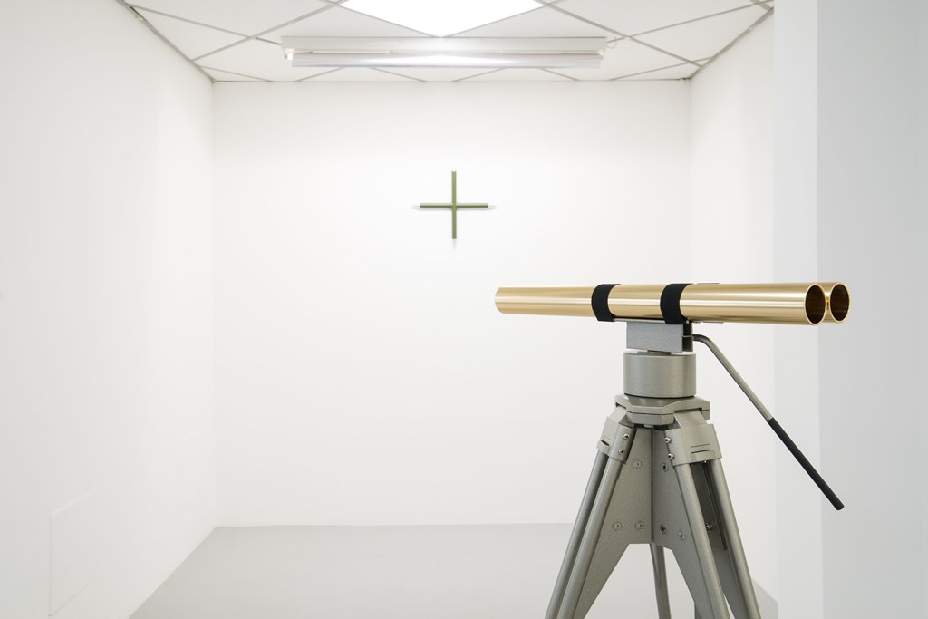 Ulrike Mundt: Der Seher, Detail Kopf; im Hintergrund: Kreuz III, Foto: Michael Kretzschmar © VG Bild-Kunst, Bonn 2019