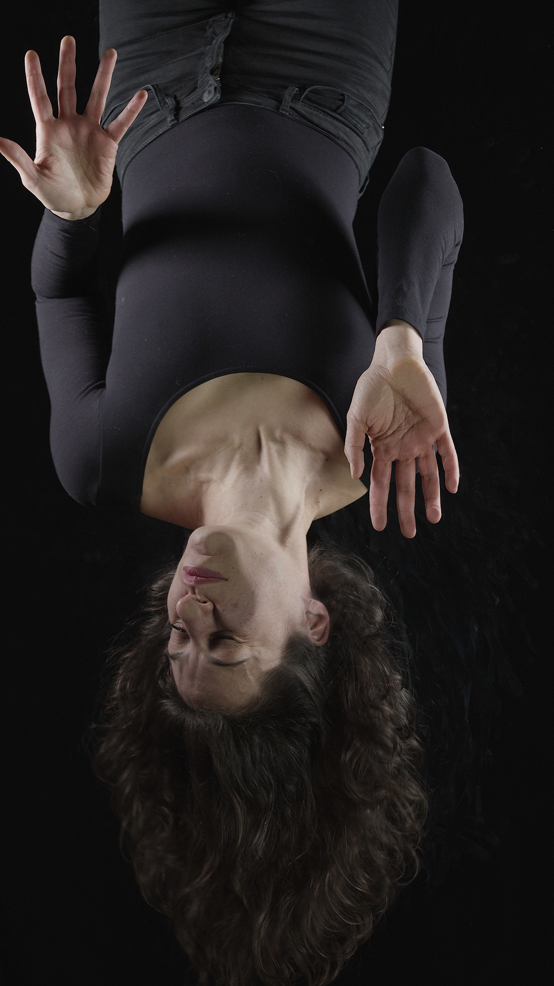 Yvon Chabrowski: Swaying, 2019 (Filmstill), Video-Skulptur, 4K, Loop, 42 min., Farbe, Ton,lebensgroß auf einem frei hängenden, schaukelnden 50-Zoll-Monitor, Performance von Martina Garbelli, © Yvon Chabrowski & VG Bild-Kunst, Bonn 2021.